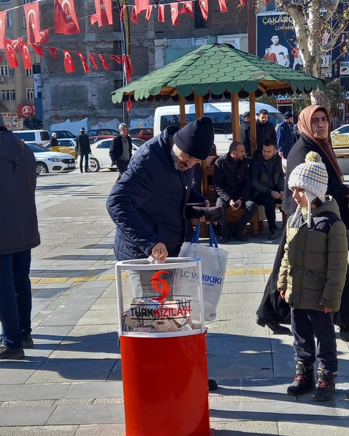Türk kızılay Elazığ olarak "Sessiz Bekleyiş" Filistine destek bağış kampanyamız PTT meydanında devam ediyoruz🌙