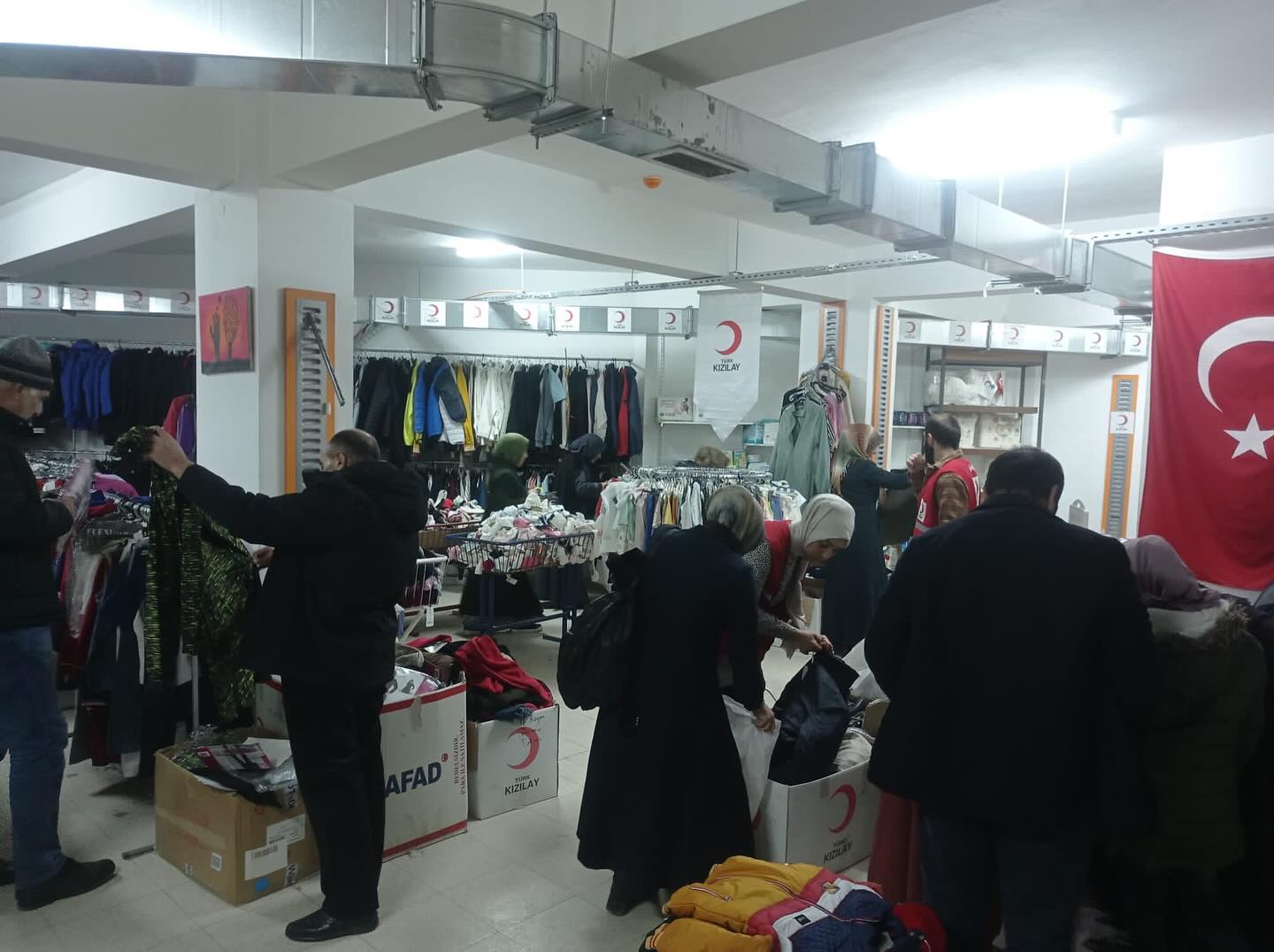 📍Türk Kızılay Elazığ Butik Mağazası  Türk Kızılay Elazığ şubesi olarak ihtiyaç sahiplerimiz için butik mağazamızda kıyafet dağıtımlarımıza devam ediyoruz🌙