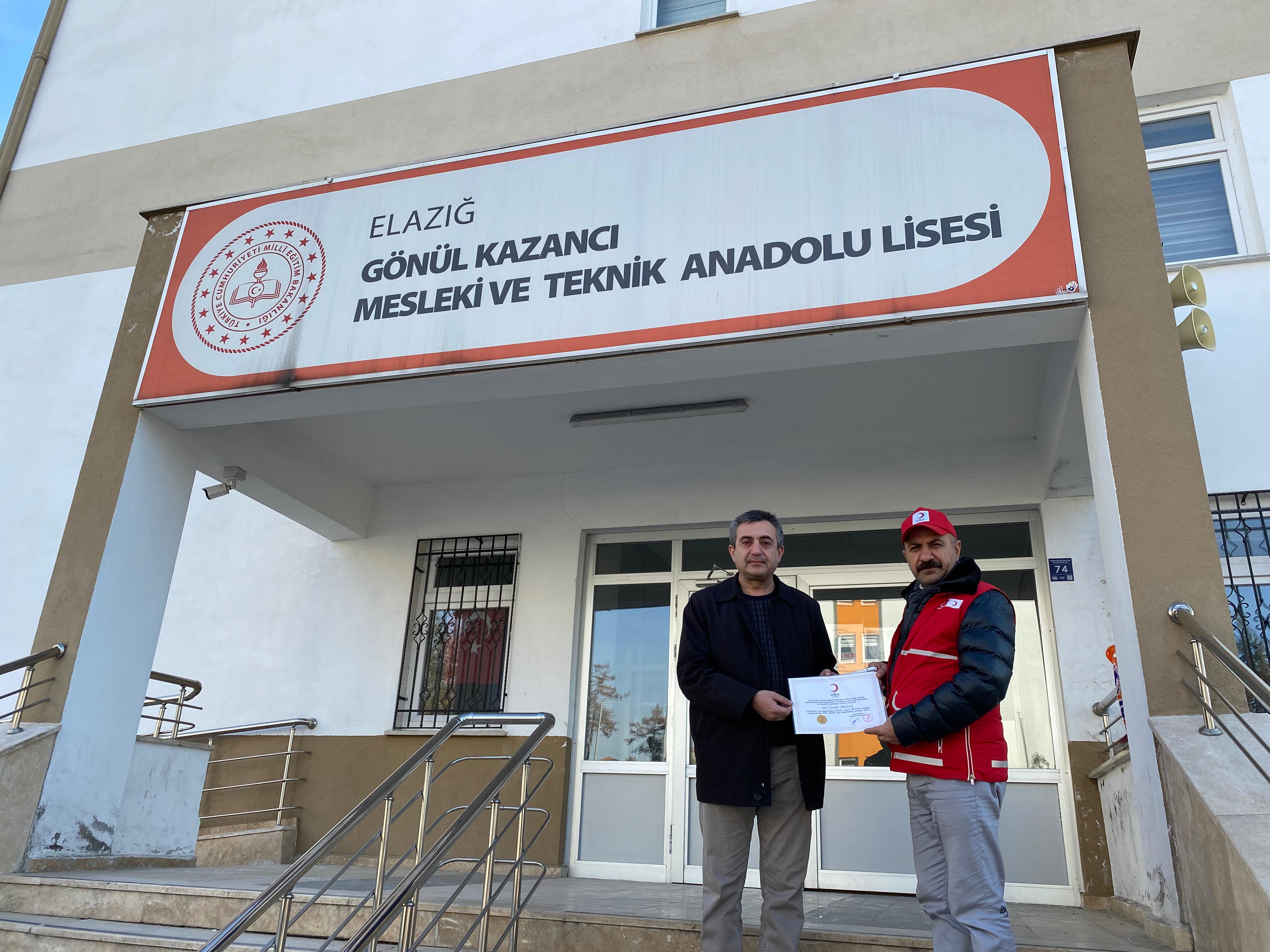 Türk kızılay Elazığ şubesi olarak okul müdürlerimize Filistin’e bağışı için teşekkür belgesi takdim ettik🌙  Tüm bağışçılarımıza teşekkür ederiz unutmayalım ki iyilik #sensizolmaz 🌙 #daimahazır
