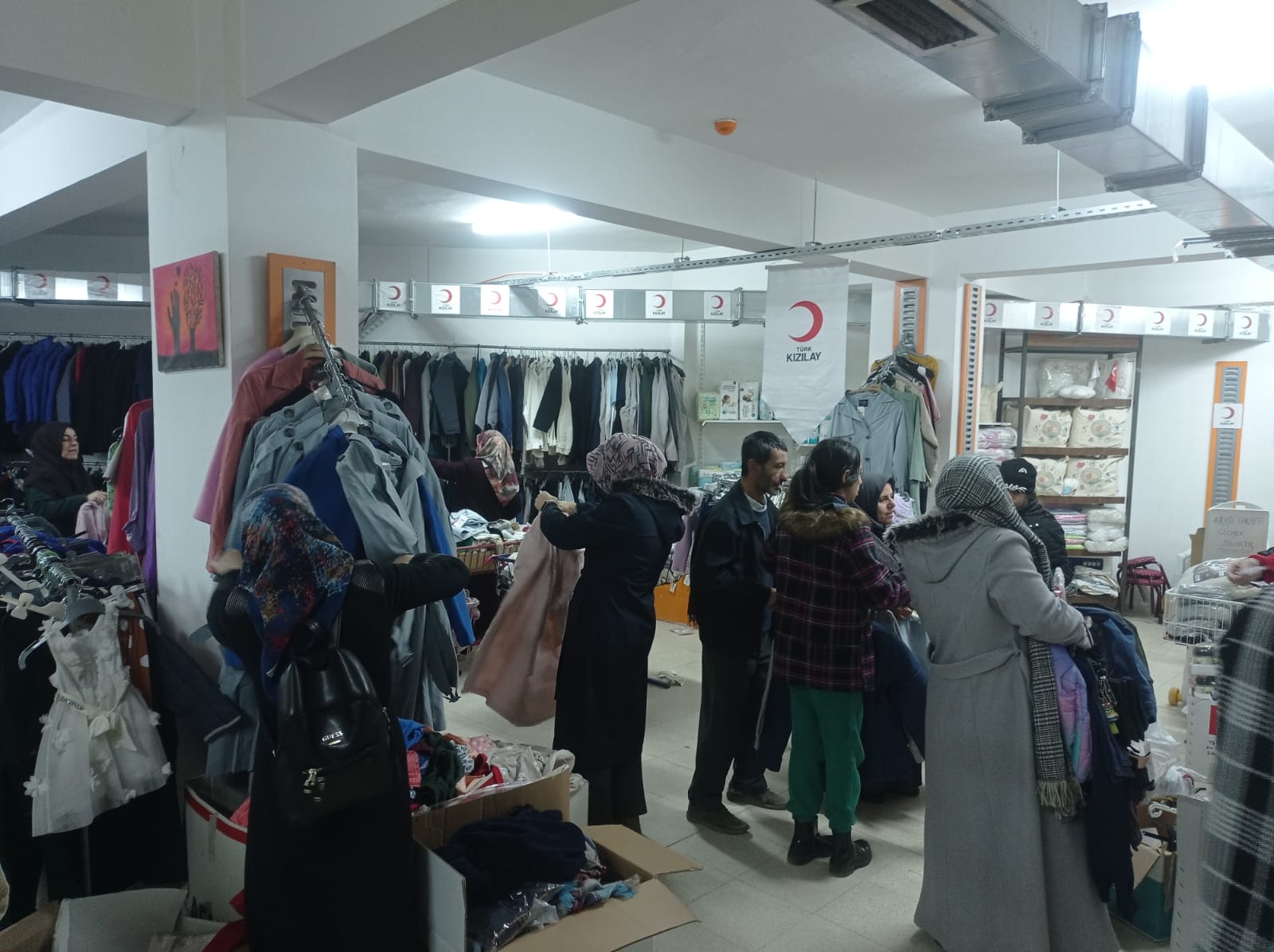 Türk Kızılay Elazığ şubesi olarak ihtiyaç sahiplerimiz için butik mağazamızda kıyafet dağıtımlarımıza devam ediyoruz🌙 (1)