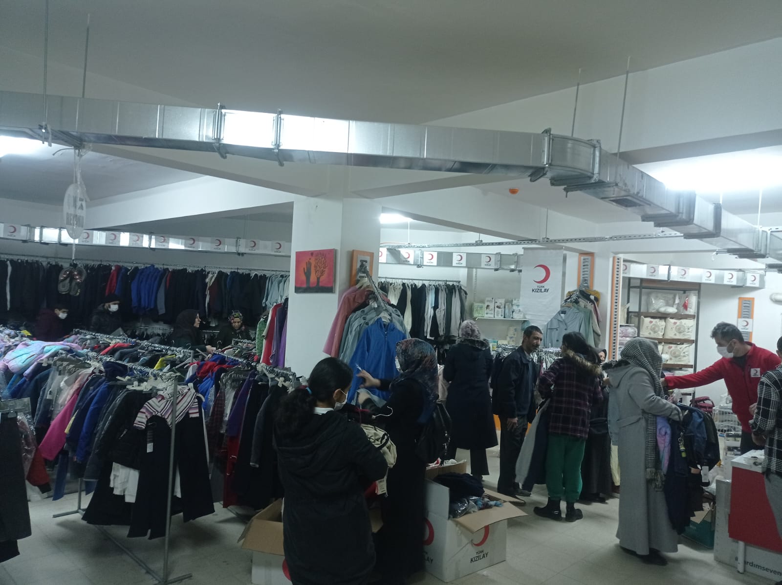 Türk Kızılay Elazığ şubesi olarak ihtiyaç sahiplerimiz için butik mağazamızda kıyafet dağıtımlarımıza devam ediyoruz🌙 (2)