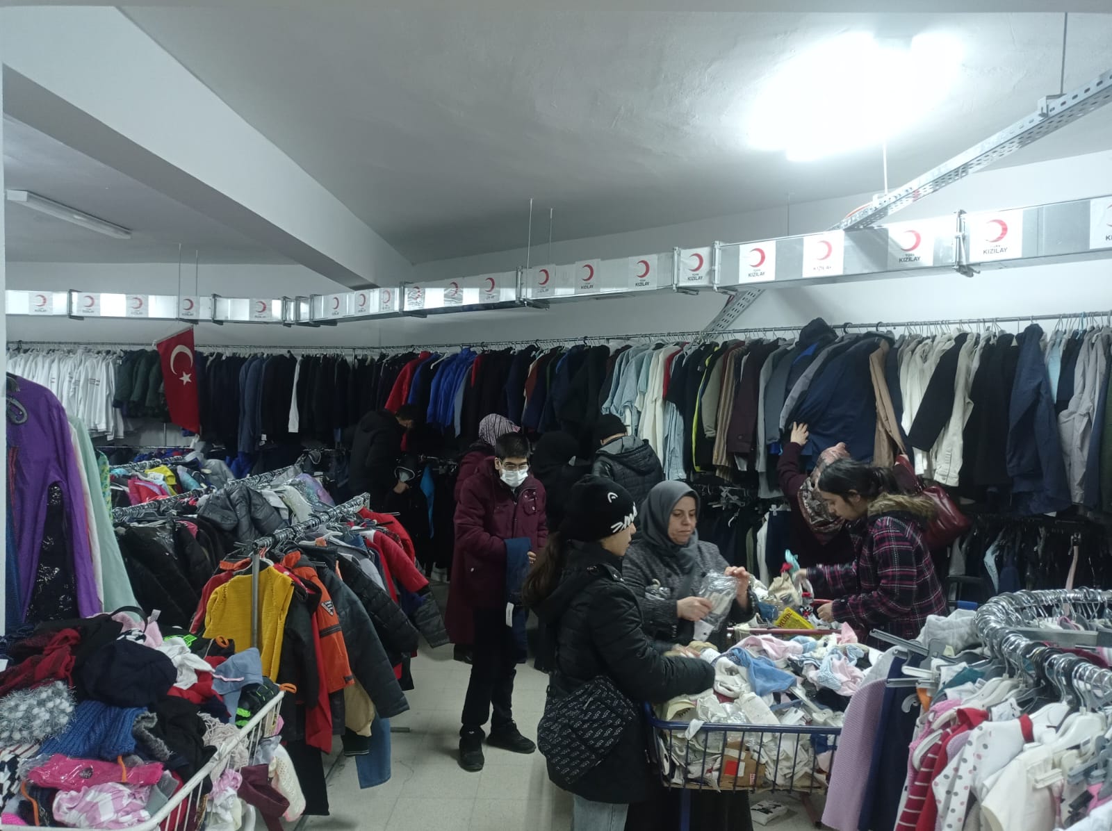 Türk Kızılay Elazığ şubesi olarak ihtiyaç sahiplerimiz için butik mağazamızda kıyafet dağıtımlarımıza devam ediyoruz🌙 (3)