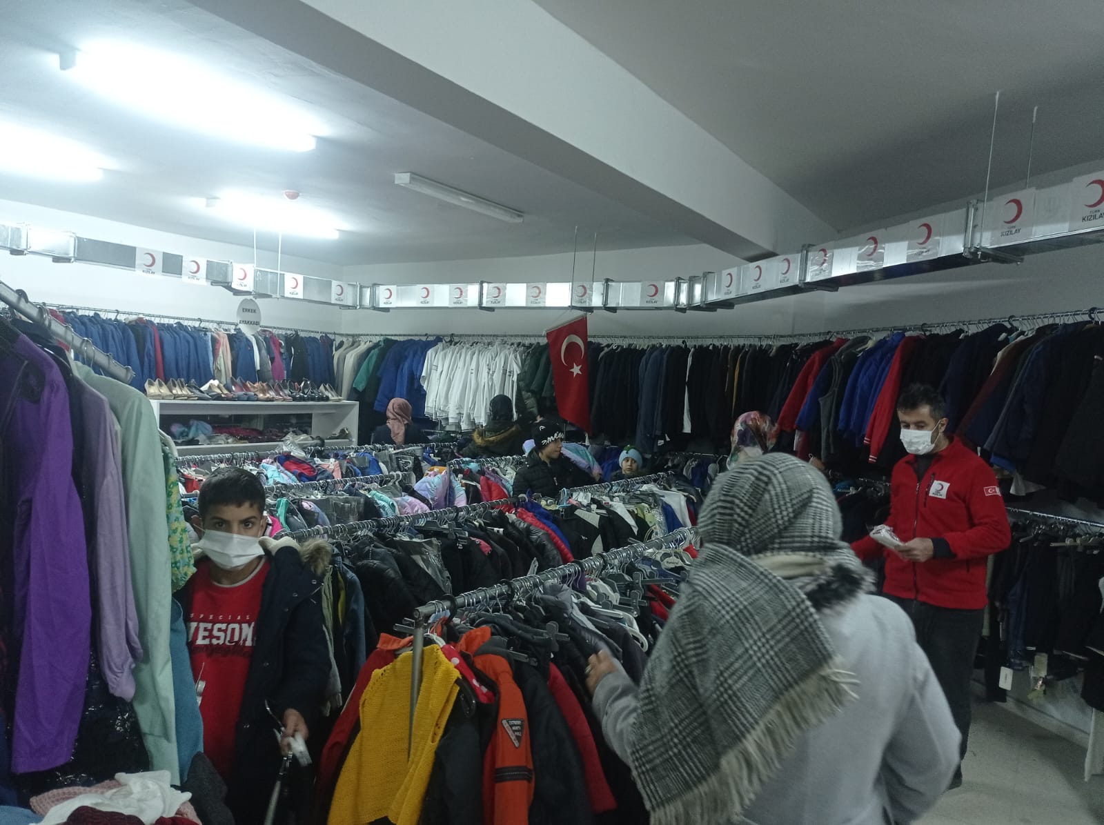 Türk Kızılay Elazığ şubesi olarak ihtiyaç sahiplerimiz için butik mağazamızda kıyafet dağıtımlarımıza devam ediyoruz🌙 (4)