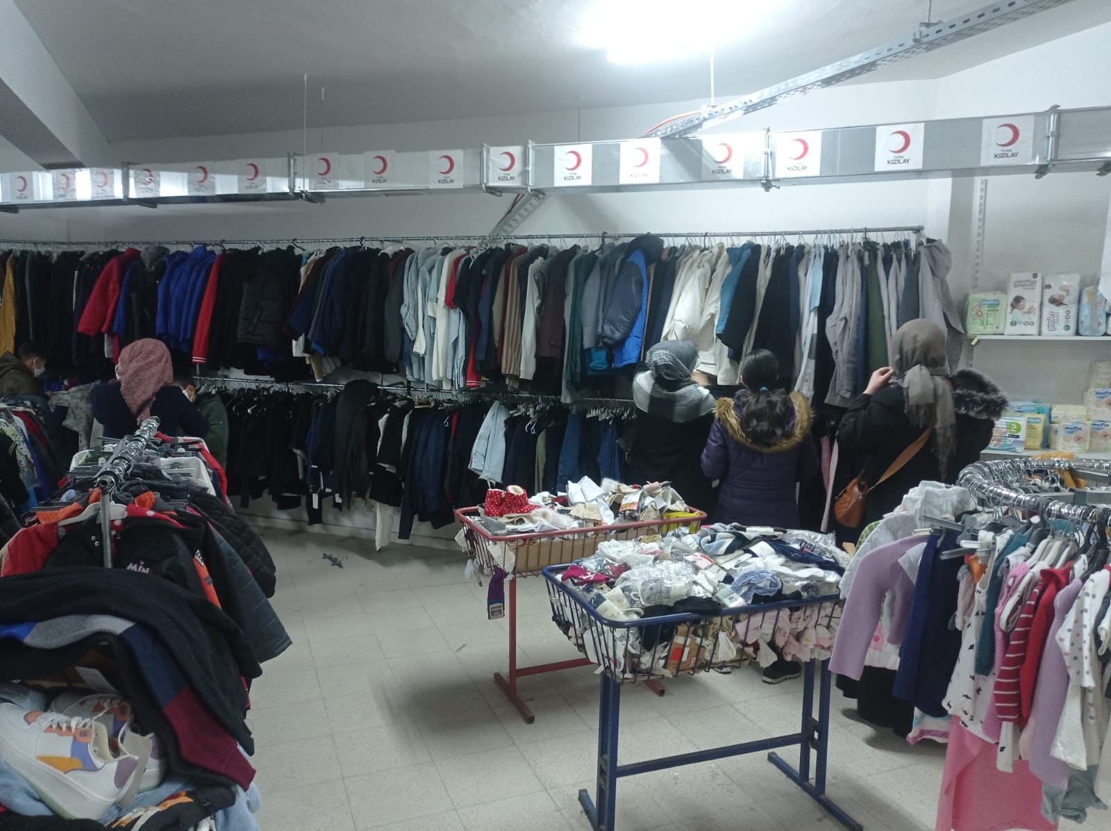 Türk Kızılay Elazığ şubesi olarak ihtiyaç sahiplerimiz için butik mağazamızda kıyafet dağıtımlarımıza devam ediyoruz🌙 (5)
