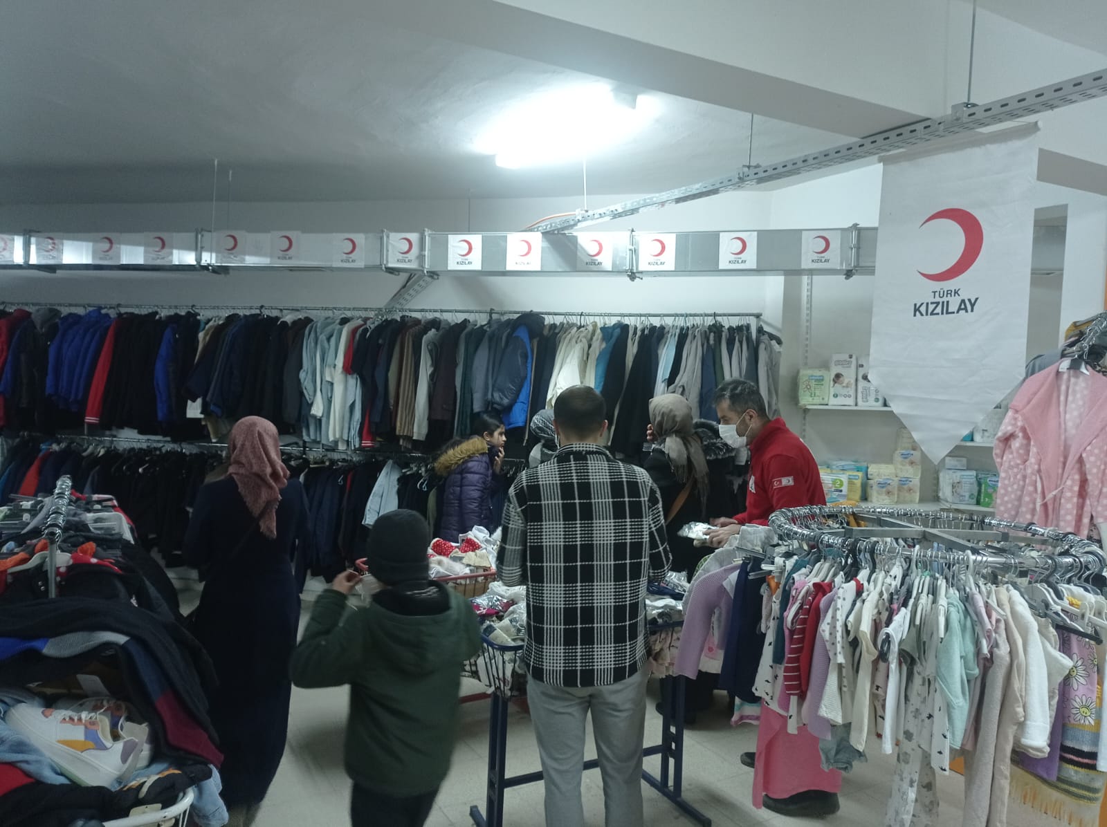 Türk Kızılay Elazığ şubesi olarak ihtiyaç sahiplerimiz için butik mağazamızda kıyafet dağıtımlarımıza devam ediyoruz🌙 (6)