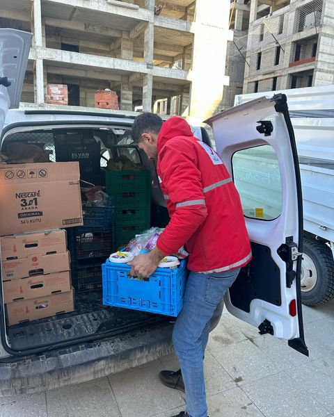 Türk Kızılay Elazığ şubesi olarak bağış olarak aldığımız Meyve,sebze ve şarküteri malzemelerini yaptığımız proje kapsamında muhtarlarımıza ihtiyaç sahiplerine dağıtılmak üzere teslim ettik. (2)