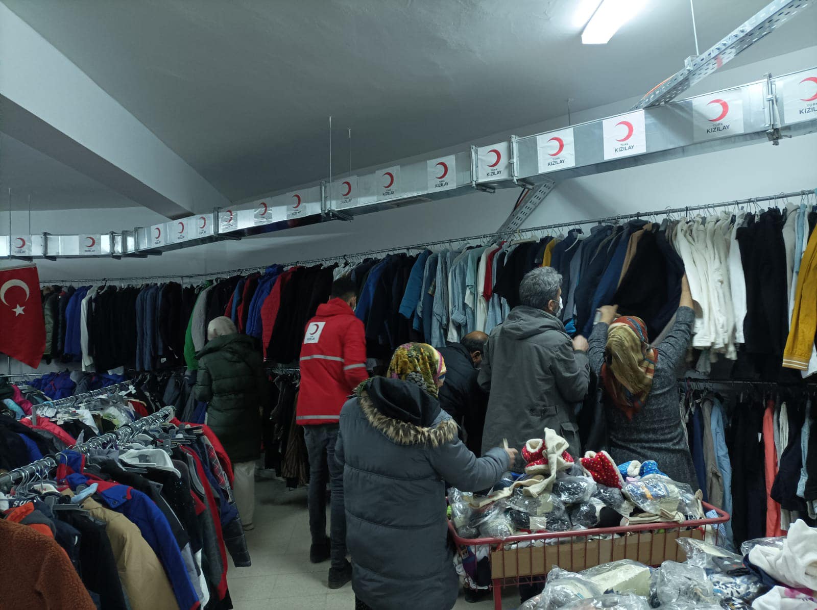 Türk Kızılay Elazığ şubesi olarak ihtiyaç sahiplerimiz için butik mağazamızda kıyafet dağıtımlarımıza devam ediyoruz🌙 (7)