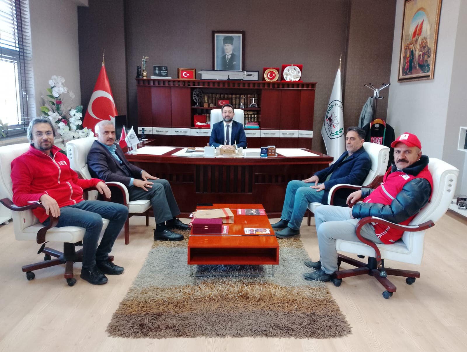 Türk Kızılay Elazığ il Merkezi başkanımız Rahman KIZILKAYA ve Elazığ Kan Bağışı Merkezi Müdürümüz Volkan KARACA,Elazığ Baro Başkanı Av. Melih EFE’yi makamında ziyaret etti.