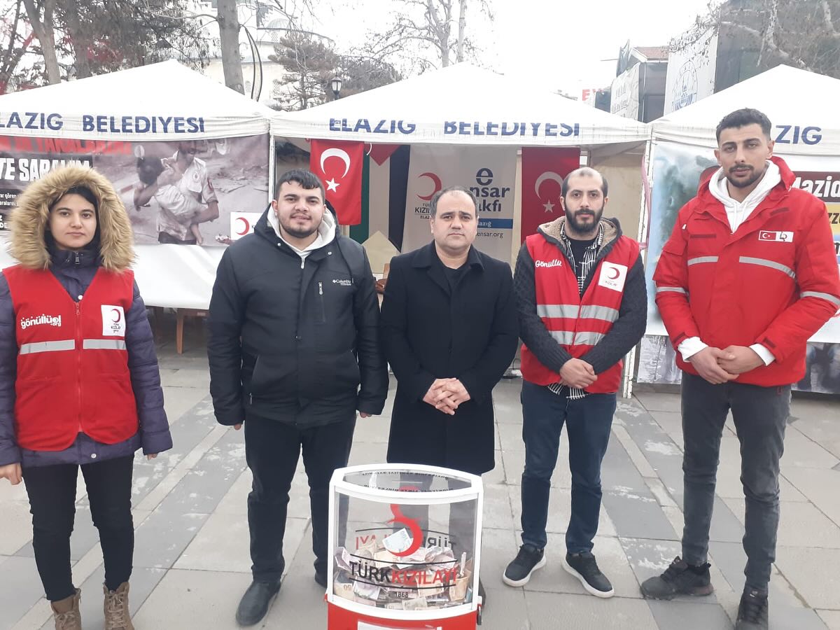Türk kızılay Elazığ olarak Filistine destek bağış standımız PTT meydanında Bağışları kabul etmeye devam ediyor